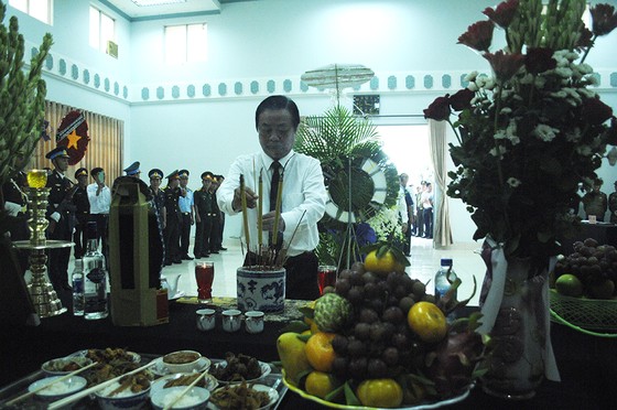 Người dân Đồng Tháp đẫm nước mắt viếng Anh hùng Nguyễn Văn Bảy ảnh 7
